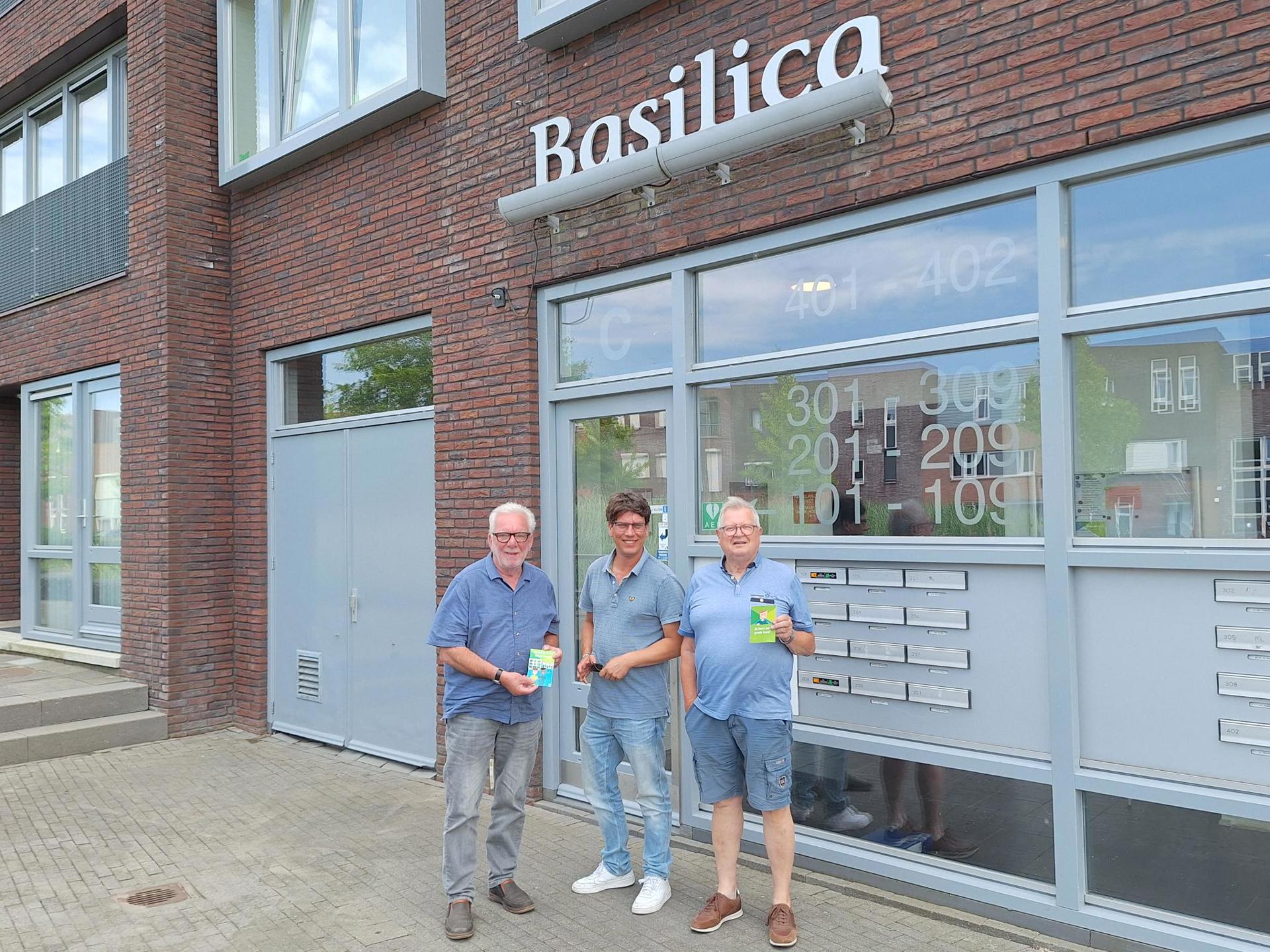 Bewoners Basilica krijgen een kaartje met #blijdatjeindebuurtbent van Casade-consulent Stefan